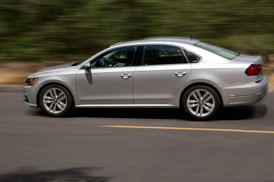 Volkswagen Passat TSI 2016 года  (фото 2 из 33)